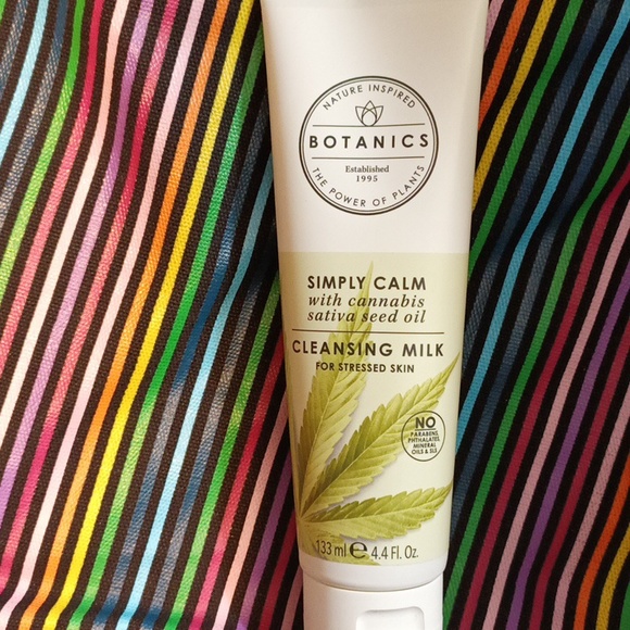 Simply Calm Cleansing Milk minimalist - Picture 4 of 10